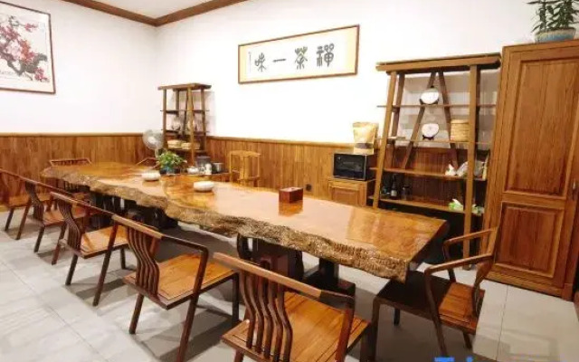 Mengla Liangqi Yunshe Business Hotel