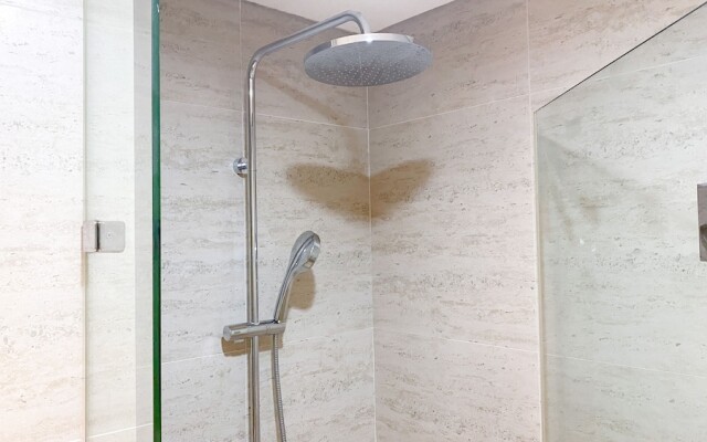 Modern Look And Homey 1Br At Gold Coast Apartment