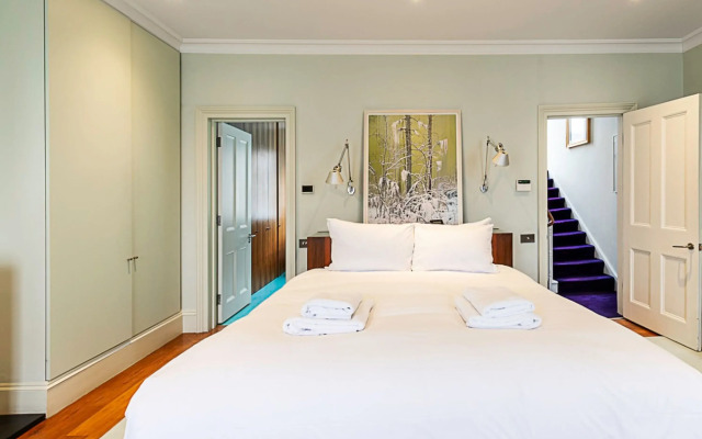 London Luxe Retreat: 5-bed Gem