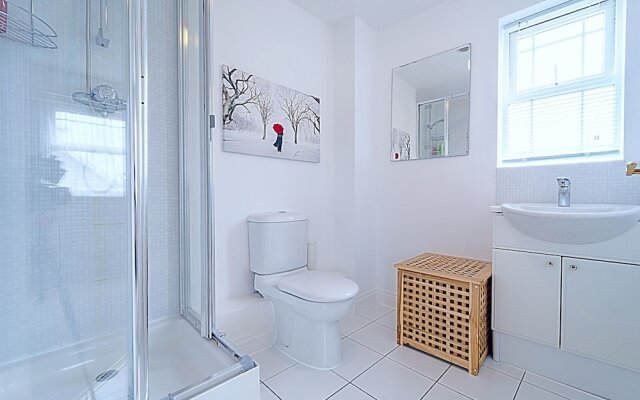 Stunning 4-bed House in Camberley