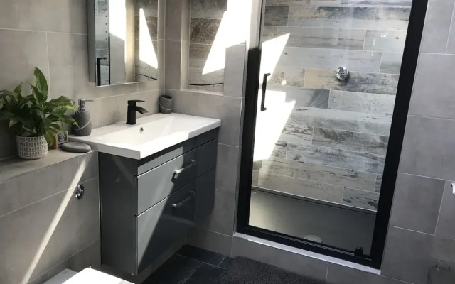 Immaculate 1-bed Apartment Cornwall With hot tub