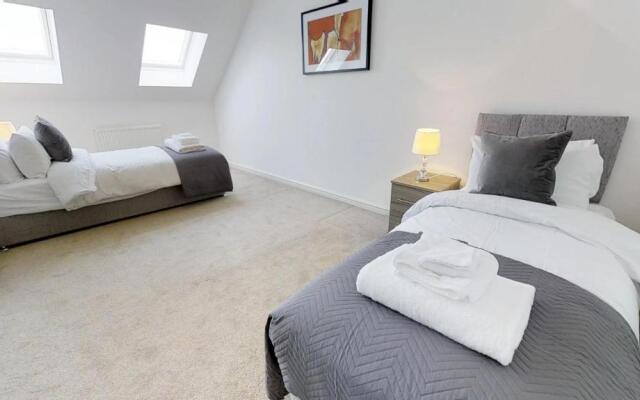 StayZo Cole Green Lane Accommodation- FREE Parking