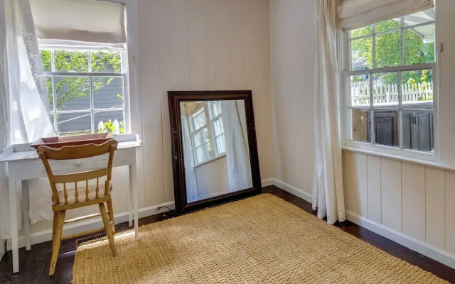 Charming Home < 2 Mi to Downtown Hendersonville!