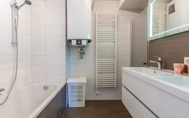 4-person Apartment With Island View