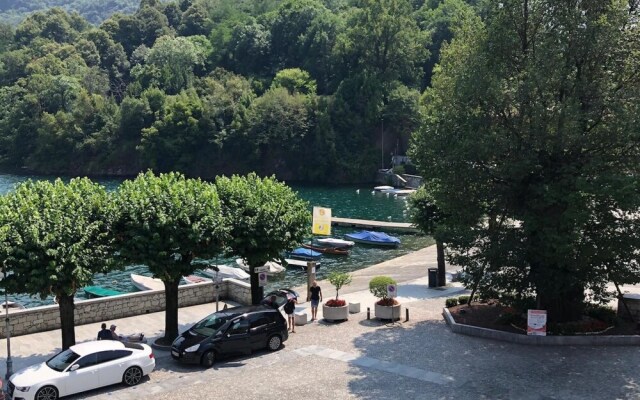 Carola A Tastefully Furnished Apartment Lakefront