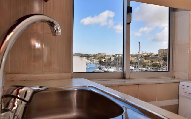 2 Bedroom, Bright & Central Top Floor Apartment - 5