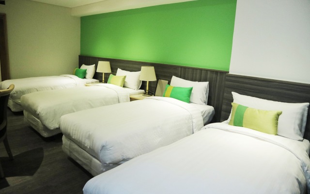 Green World Triplebeds Hotel