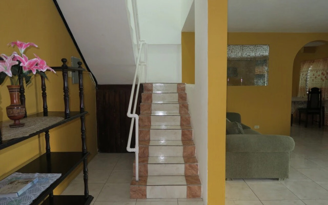 9 bed Villa Montego 10 Minute Walk to the Beach