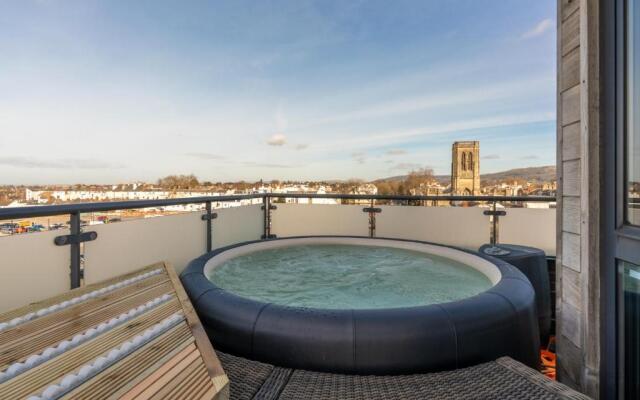 Central Penthouse with Hot Tub & Views 22