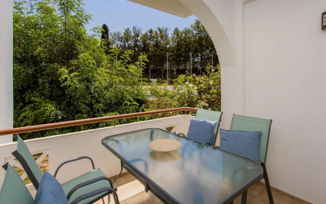 Charming Beachside Apartment w/ Pool by LovelyStay