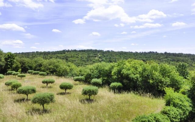 Nice Holiday Home With Private Terrace, Arpaillargues-et-aureillac