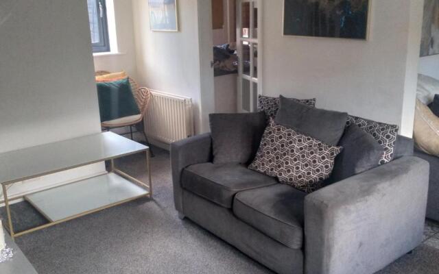 Beautiful 2-bed House in Bolton With Free Parking