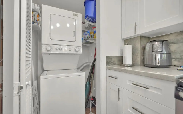 Treetop Retreat Cozy 2 Bedroom in Grove