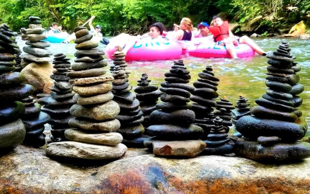 Bear Creek Lodge and Cabins in Helen Ga - Pet Friendly, River on Property, Walking Distance to downtown Helen