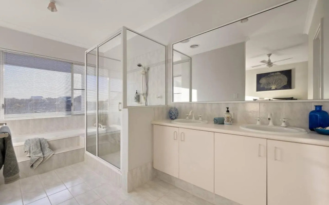 Canal Home -Close to Beach and City Centre