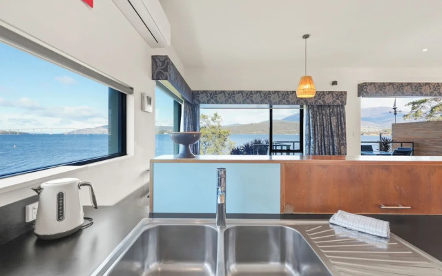 Waterfront Home - Gorgeous Views - 2 Bed