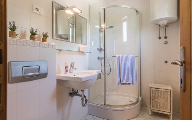 Nice Home in Liznjan With Wifi and 4 Bedrooms