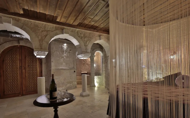 Romance Cave Suites