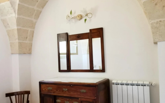 Antico trullo ristrutturato con piscina e giardino