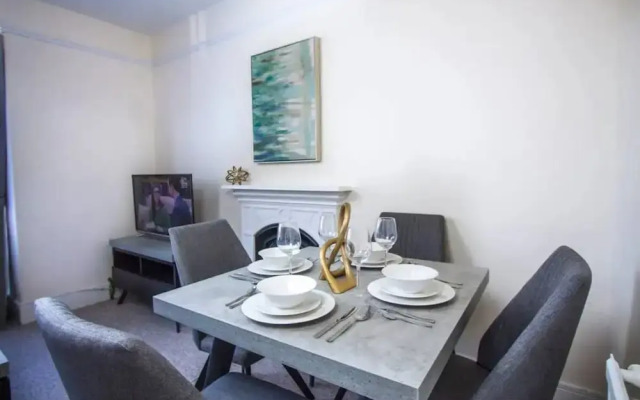 Lux Blu - Station Road