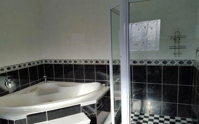 Savoy Lodge - Budget Triple Room 4