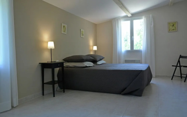 Sun-kissed Villa in Carpentras With Swimming Pool