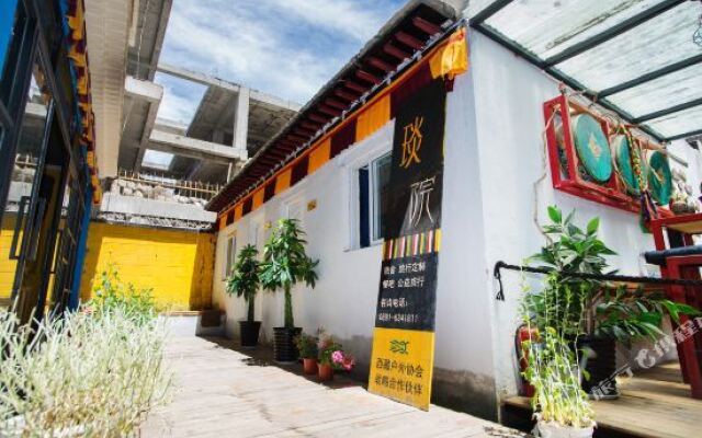 Passerby A Inn In Lhasa