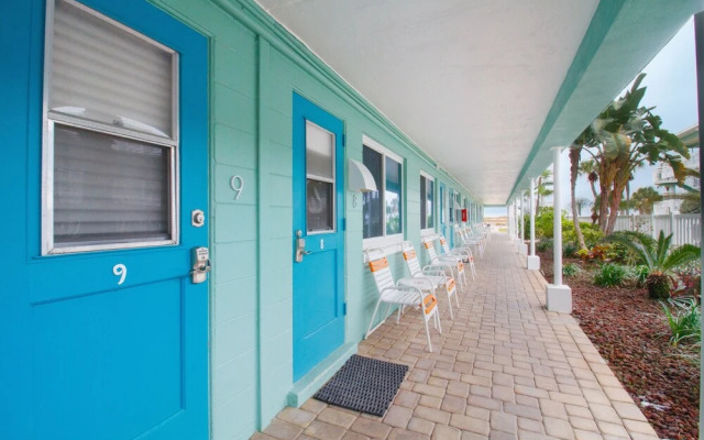 Tropic Terrace #9 - Beachfront Rental Studio Bedroom Condo by Redawning