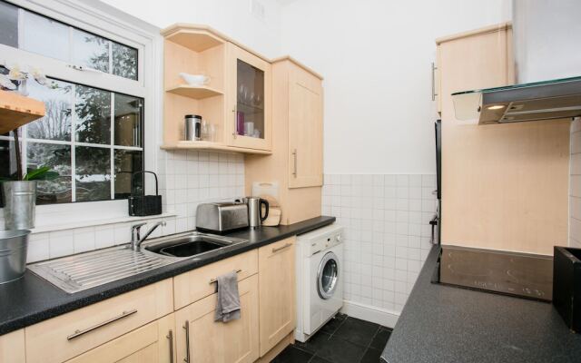 2 Bedroom Flat Accommodates 6 in Canonbury