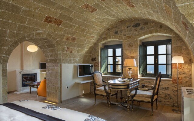 Moni Emvasis Luxury Suites