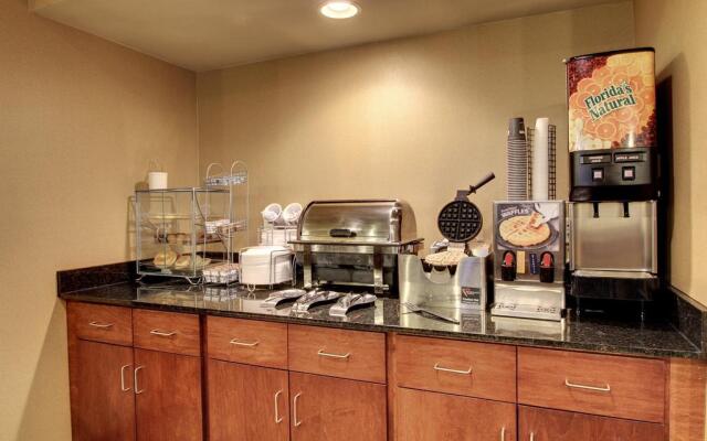 Cobblestone Hotel & Suites - Newton