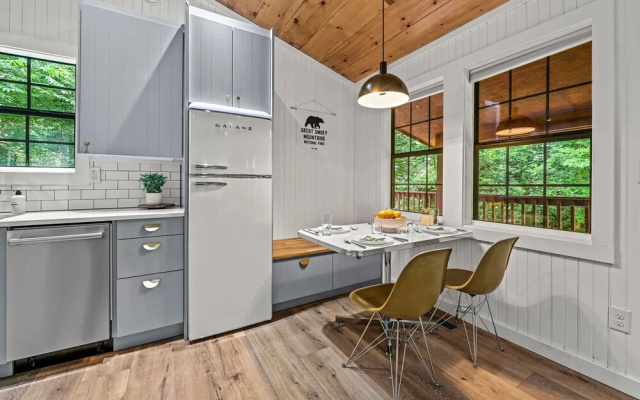 Smoky Mountains Honeymoon Cabin Dog Friendly