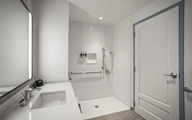 The Highlander at Radford, Tapestry Collection by Hilton