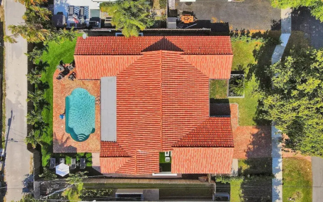 6BR Oasis with Heated Pool & Gameroom