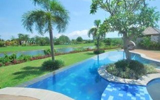 Water Edge Villa by Soscomma