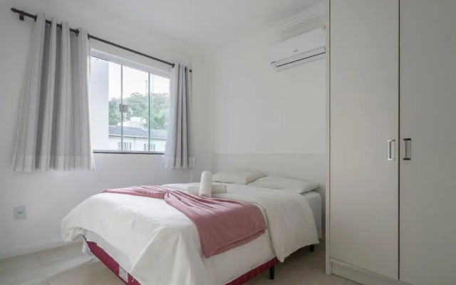 2-bed Apt w/ BBQ - Downtown Bombinhas Caa103