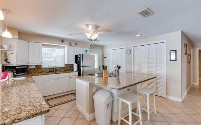 Tropical Paradise - Three Bedroom Home