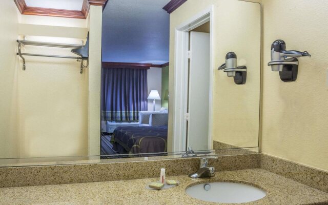 Super 8 by Wyndham San Marcos