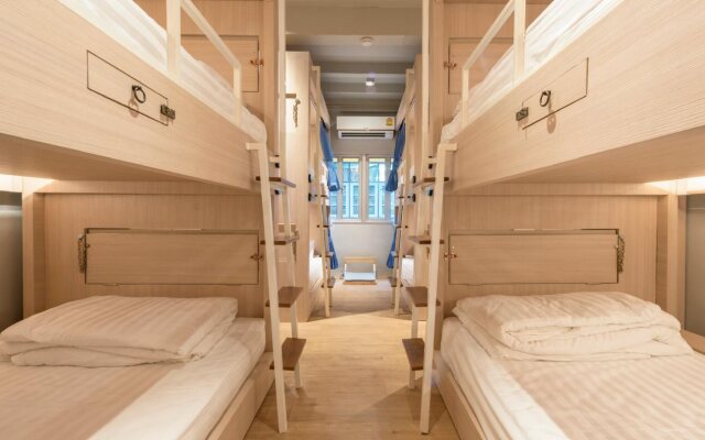 Kinnon Deluxe Hostel Coworking Cafe