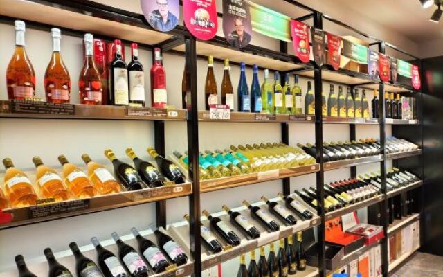 Lingyuan International Hotel