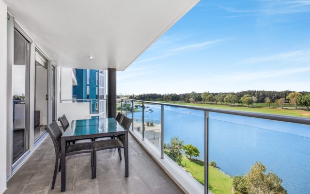 Lakeside Family Oasis With Pool, Gym and Balcony – Balcony – Gold Coast
