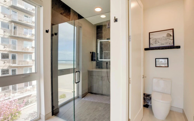 Seaside Vacation Rental: Walk to Beach & Downtown!