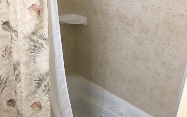 Adventure the Bruce Inn - Recently Renovated With Outdoor Hot Tub