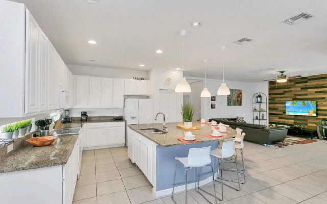 6BR Luxury Home w Private Pool BBQ