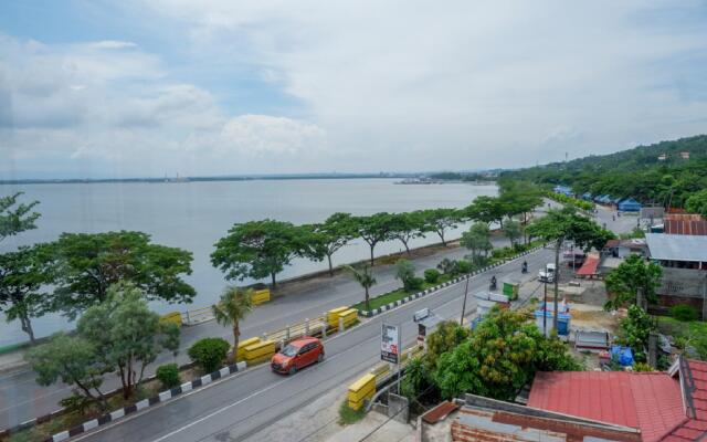 RedDoorz near Kendari Beach 2