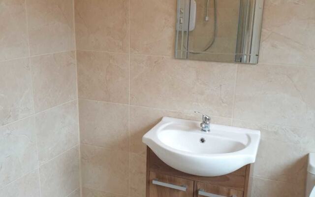 Newly Refurbished 3 Bed House Near City