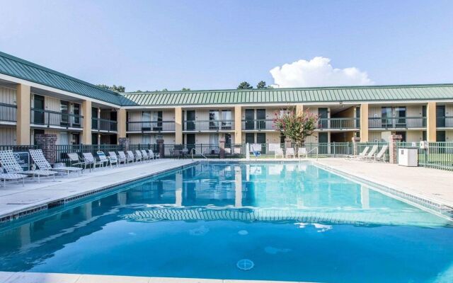 Days Inn by Wyndham Hinesville Near Fort Stewart