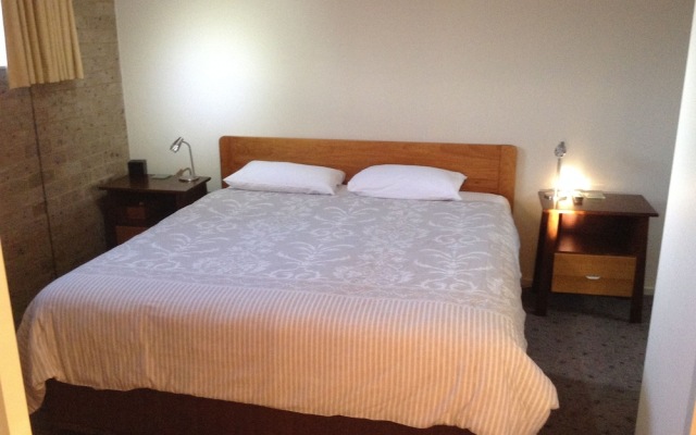 Ashton Townhouse Motel & Suites
