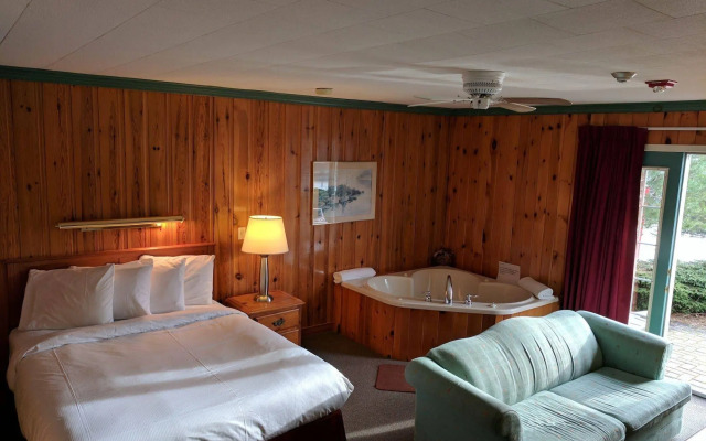 Algonquin Lakeside Inn