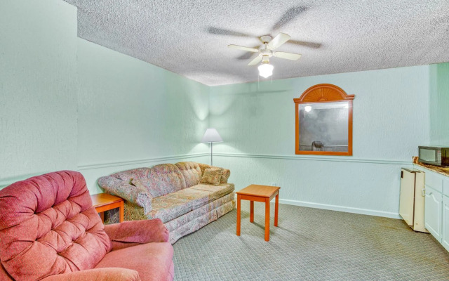 OYO Townhouse Tulsa Woodland Hills